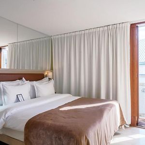 Zimmer mit Kingsize-Bett