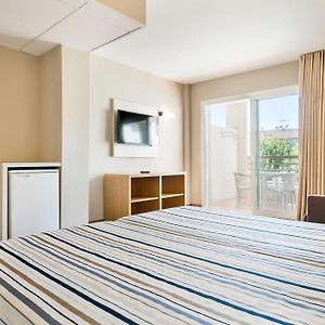 Zimmer mit Kingsize-Bett