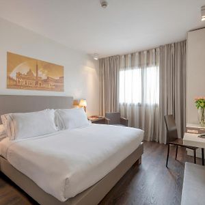 Standard Zimmer mit Kingsize-Bett