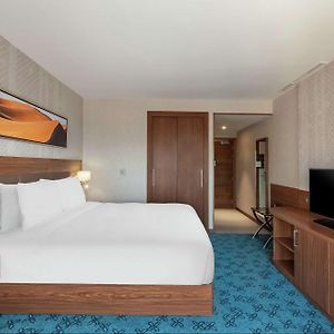 Zimmer mit Zugang für Rollstuhlfahrer mit Kingsize-Bett