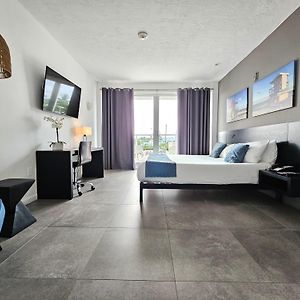 Zimmer mit Kingsize-Bett
