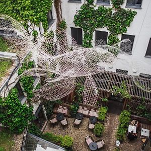 Mittelgroßes Zimmer mit zwei Einzelbetten