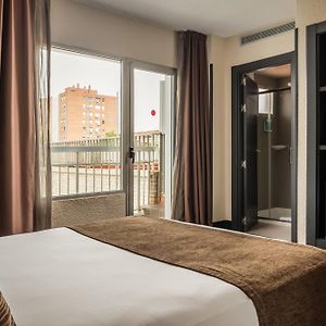 Zimmer mit Kingsize-Bett