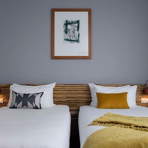 Art Zimmer mit zwei Einzelbetten