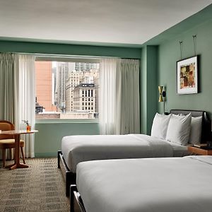 Zimmer mit Queensize-Bett für Gäste mit Behinderungen