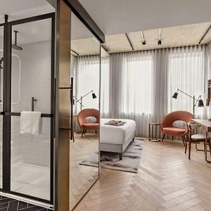 Zimmer mit Kingsize-Bett