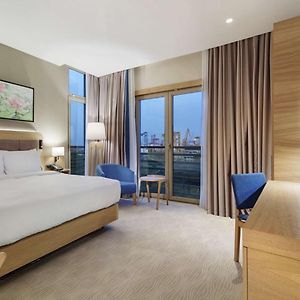 Zimmer mit Kingsize-Bett