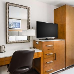 Zimmer mit Kingsize-Bett