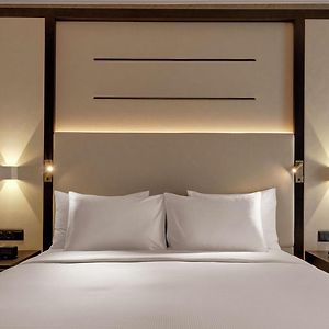 Zimmer mit Kingsize-Bett