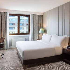 Zimmer mit Kingsize-Bett