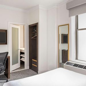 Zimmer mit Kingsize-Bett