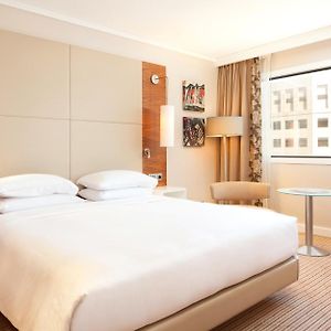 Zimmer mit Kingsize-Bett