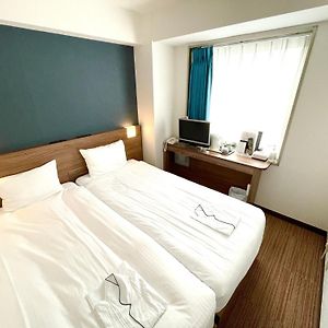 Kleines Zimmer mit zwei Einzelbetten