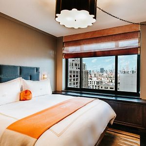 Zimmer mit Kingsize-Bett