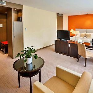 Zimmer mit Kingsize-Bett