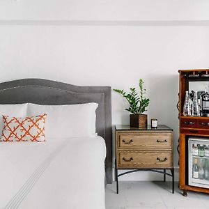 Zimmer mit Kingsize-Bett