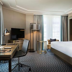 Eck-Zimmer mit Kingsize-Bett