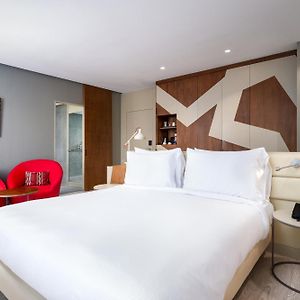 Zimmer mit Kingsize-Bett