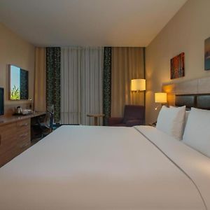 Zimmer mit Kingsize-Bett