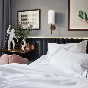 Kleines Zimmer mit Queensize-Bett