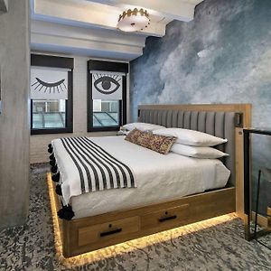 Zimmer mit Kingsize-Bett