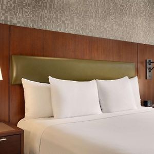 Zimmer mit Kingsize-Bett