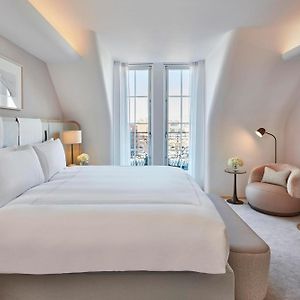 Zimmer mit Kingsize-Bett