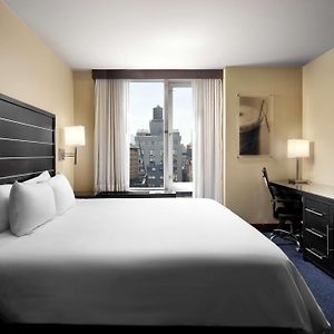 Zimmer mit Kingsize-Bett