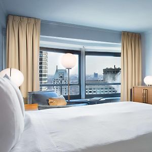 Skyline Zimmer für Hörgeschädigte mit Kingsize-Bett