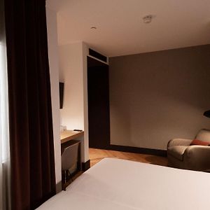 Gästezimmer mit Kingsize-Bett