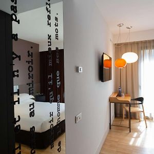 Zimmer mit Kingsize-Bett