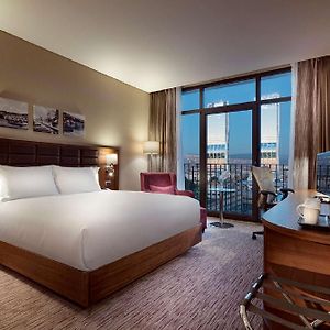 Zimmer mit Kingsize-Bett