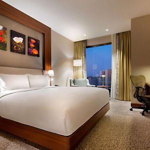 Zimmer mit Kingsize-Bett