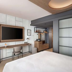 Zimmer mit Kingsize-Bett