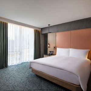Zimmer mit Kingsize-Bett