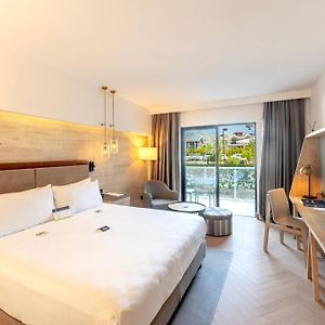 Zimmer mit Kingsize-Bett