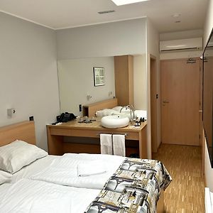 Standard Zimmer mit Kingsize-Bett
