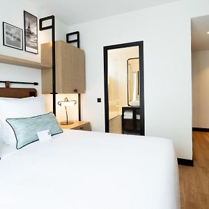 Zimmer mit Kingsize-Bett