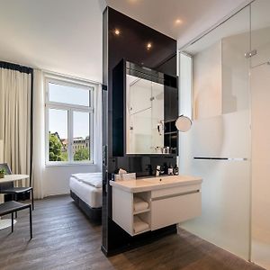 Zimmer mit Kingsize-Bett