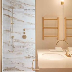 Classic Zimmer mit Kingsize-Bett und mit Stadtblick