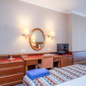 Zimmer mit Kingsize-Bett
