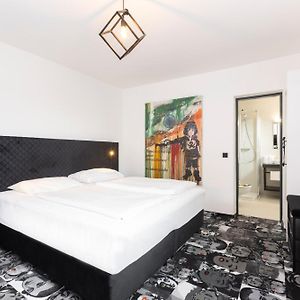Zimmer mit Kingsize-Bett