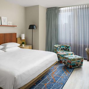 Zimmer mit Kingsize-Bett