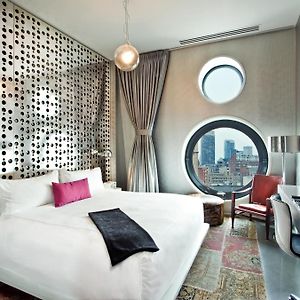 Zimmer mit Kingsize-Bett