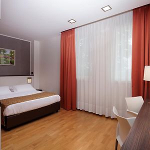 Standard Zimmer mit Kingsize-Bett