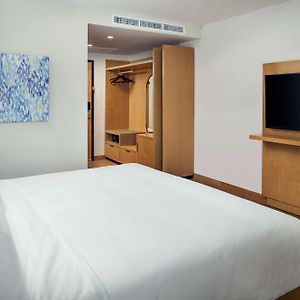Zimmer mit Kingsize-Bett