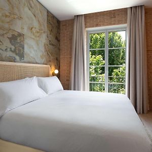 Zimmer mit Kingsize-Bett