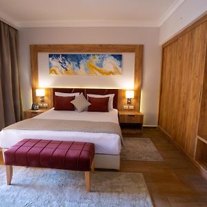 Zimmer mit Kingsize-Bett