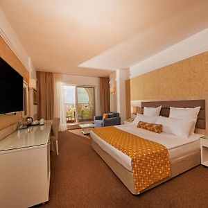 Zimmer mit Kingsize-Bett