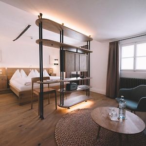 Großes Zimmer mit Kingsize-Bett